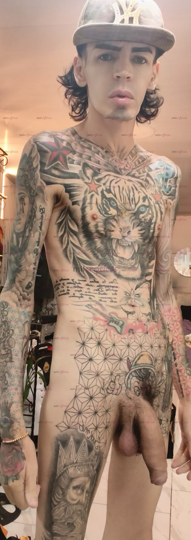 FOTOS DE FLACO ACTIVO TATUADO BLANCO SERIO CON SITIO