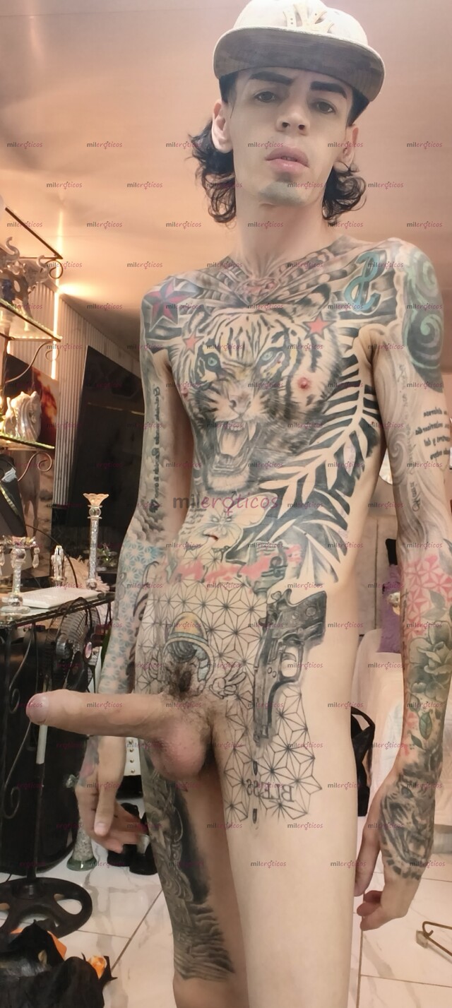 FOTOS DE FLACO ACTIVO TATUADO BLANCO SERIO CON SITIO