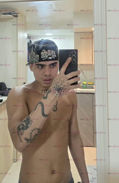 FOTOS DE JOVEN POLLITO DE 23 CON BUENAS VERGA Y MUY COMPLACIENTE