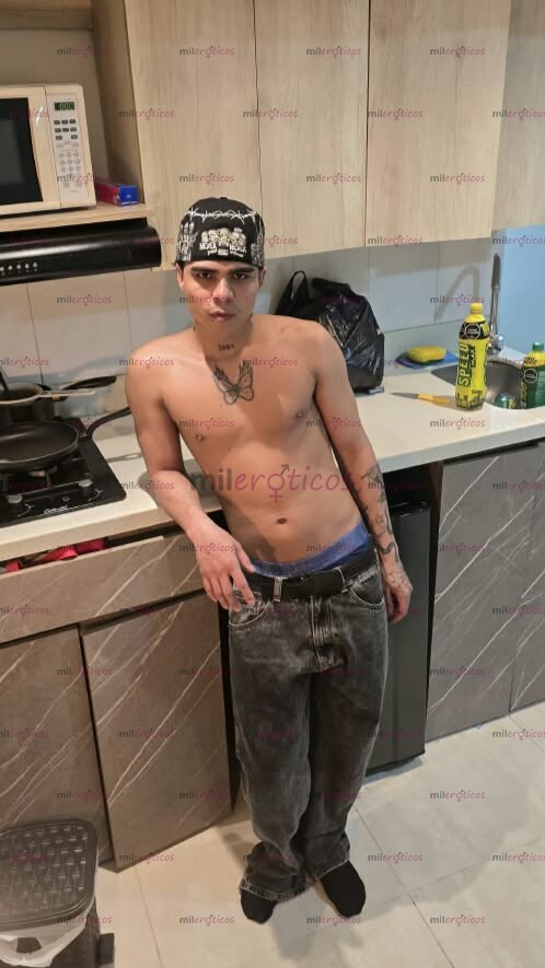 FOTOS DE JOVEN POLLITO DE 23 CON BUENAS VERGA Y MUY COMPLACIENTE