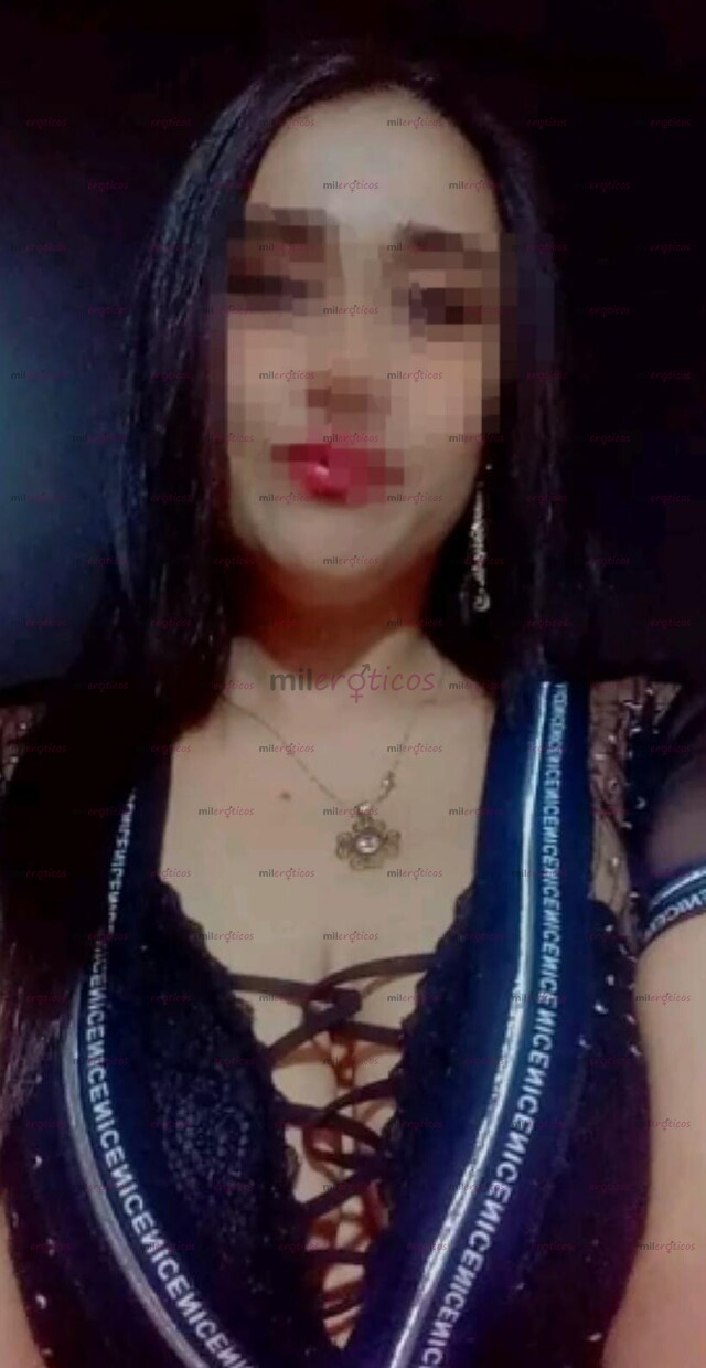 FOTOS DE AZUL UNA HERMOSA FLACA JOVEN CARISMÁTICA Y NUEVA EN LA INDUSTRIA
