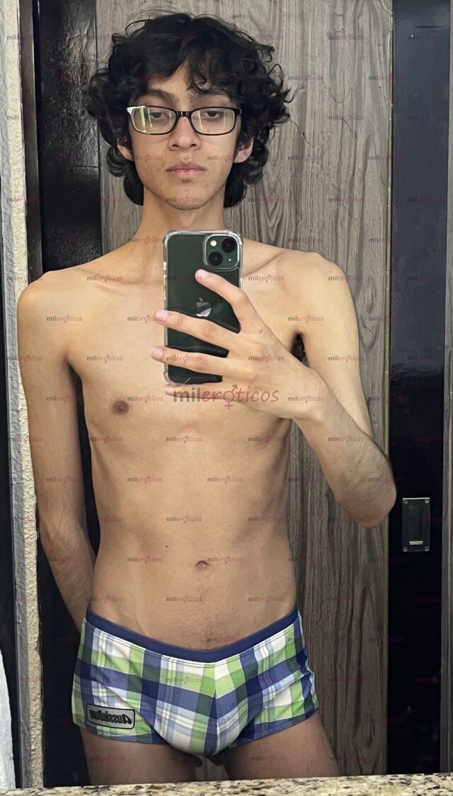 FOTOS DE JOVEN UNIVERSITARIO TIPO NERD CON BUENA HERRAMIENTA PARA DARTE MUCHO PLACER.