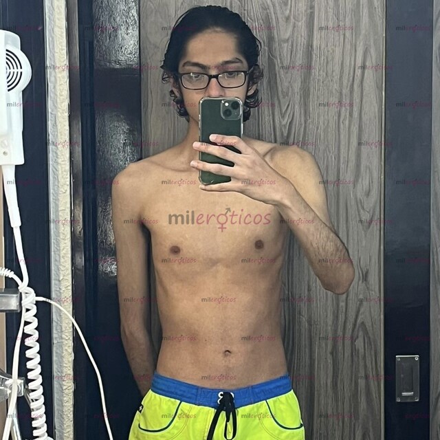 FOTOS DE JOVEN UNIVERSITARIO TIPO NERD CON BUENA HERRAMIENTA PARA DARTE MUCHO PLACER.