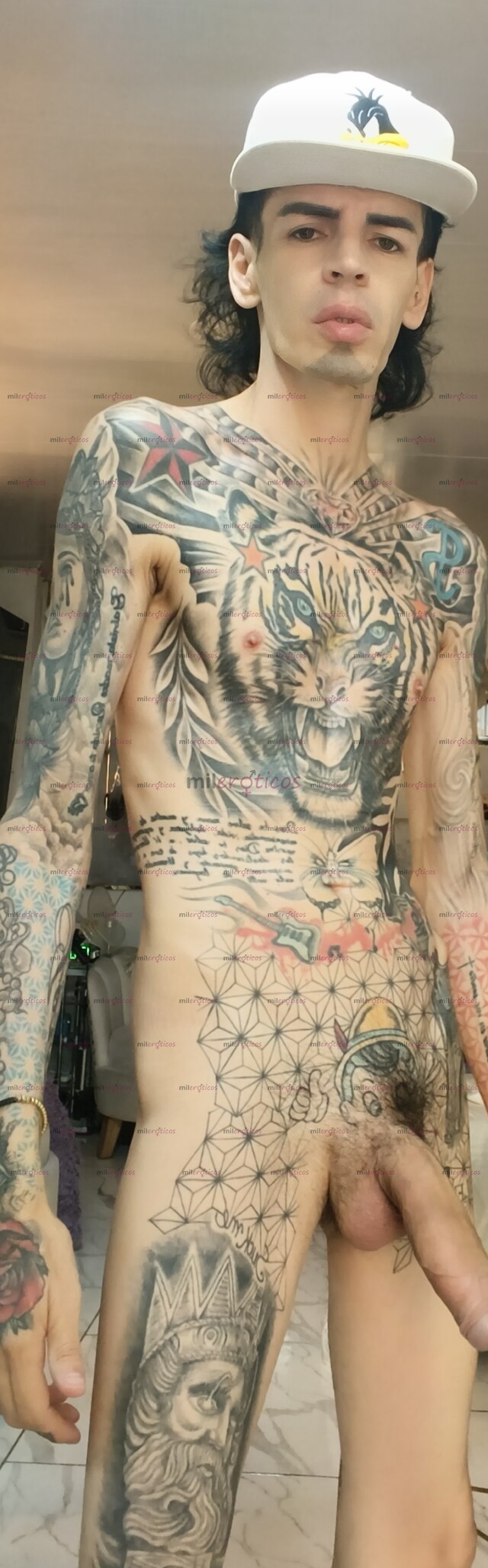 FOTOS DE BLANCO FLACO TATUADO ACTIVO MUY SEXUAL Y MORBOSO