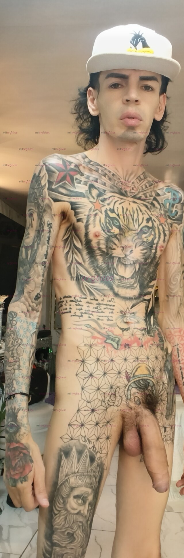 FOTOS DE BLANCO FLACO TATUADO ACTIVO MUY SEXUAL Y MORBOSO