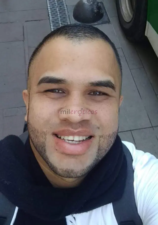 Pasivo sensual y con ganas de disfrutar me encanta la quimica la buena conversacion y dejarme llevar cuando hay conexion soy un hombre discreto atento...