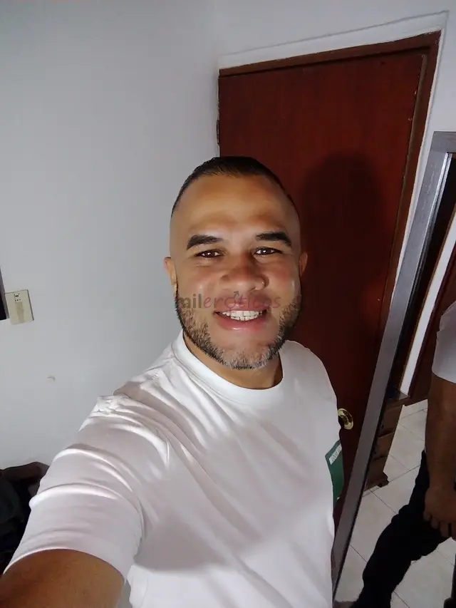 Pasivo sensual y con ganas de disfrutar me encanta la quimica la buena conversacion y dejarme llevar cuando hay conexion soy un hombre discreto atento...