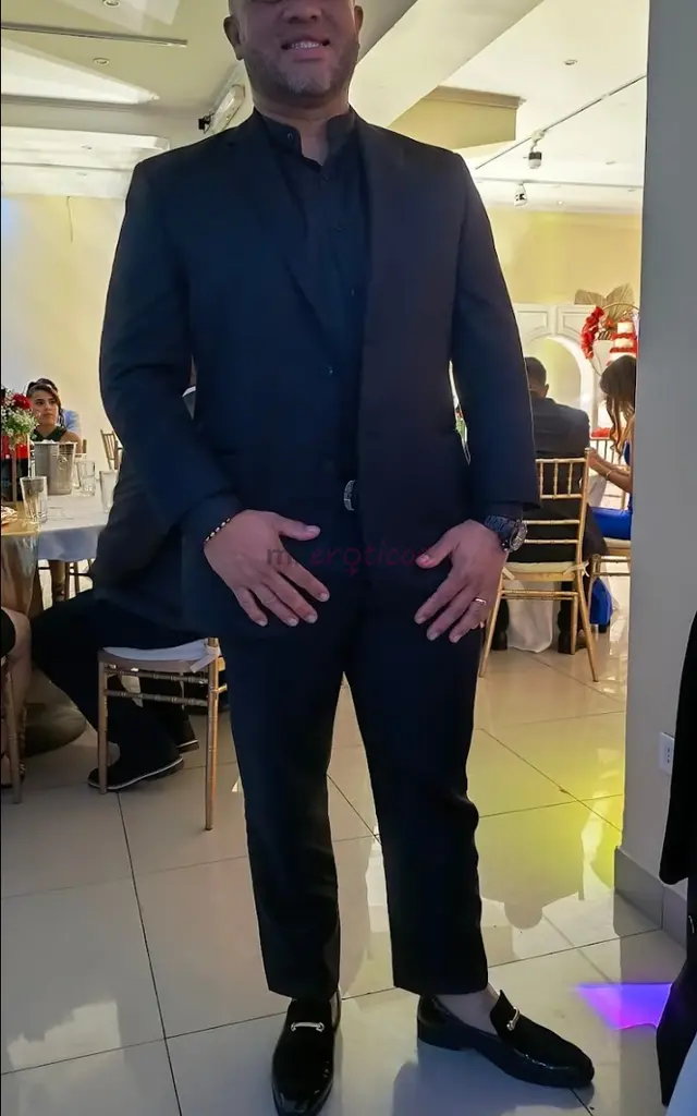 Pasivo sensual y con ganas de disfrutar me encanta la quimica la buena conversacion y dejarme llevar cuando hay conexion soy un hombre discreto atento...