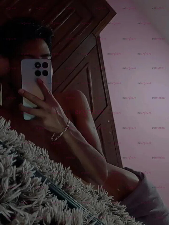 FOTOS DE TWINK DE 20 AÑOS, DISPUESTO A COMPLACER TUS DESEOS EN LA CAMA