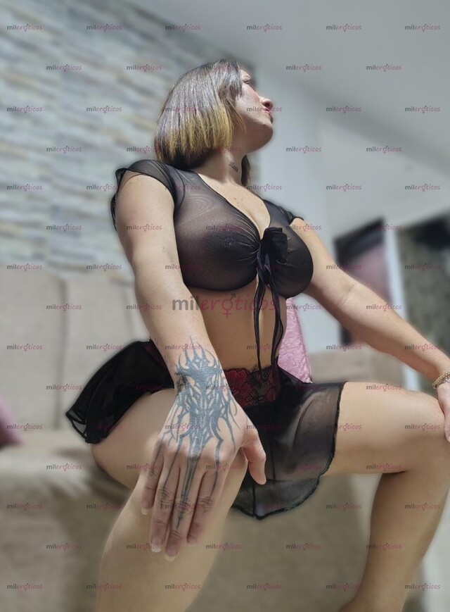 FOTOS DE ADELE, HERMOSA CHICA CON TETAS Y CULO RICO DESEOSA DE SACARTE LA LECHE