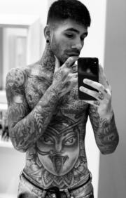 Hola buenas , vivo en barcelona soy un chico joven activo , para cita enviar un - Foto 1