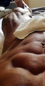 Gigolo acompañante y masajista con total discreción - Foto 1