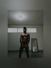 CHICO TATUADO DOTADO CALIENTE CUENTO CON APRT PRIVADO - FOTO 7