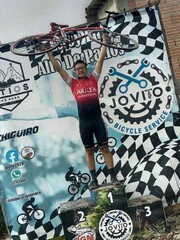 JÓVEN ESTUDIANTE SERIO, ATLÉTICO, ROMANTICO - FOTO 3