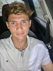 GUERO SEXY Y MUY GUAPO DE MUY BUEN CUERPO CON UNA VERGOTA - FOTO 1