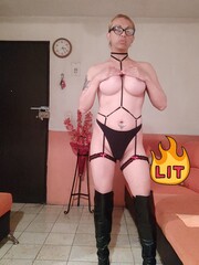 CHICA TRANSEXUAL CACHONDA Y COMPLACIENTE DOTADA - FOTO 8