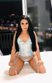 BRANQUINHA MUITO GOSTOSA DE SEIOS NATURAIS - FOTO 3