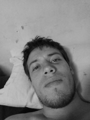 HOMBRE EXTRANJERO COMPLACIENTE E HIGIENICO - FOTO 2