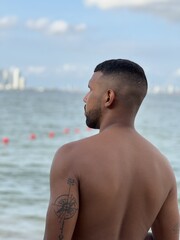 JOVEN ATRACTIVO, DE PASO POR LA CIUDAD, COSTEÑO - FOTO 10