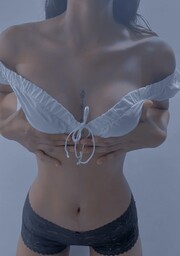 RICA Y APRETADITA MORENO CON PORTE DE MODELO SENSUAL - FOTO 8