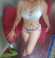 BRANCA SAFADA COM A BUCETINHA MOLHADA COM LOCAL - FOTO 9