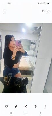 SOY UNA CHICA EXTROVERTIDA , PELI NEGRA , SOY UNA CATIRA DE 1.80 A COMPLACERTE - FOTO 1