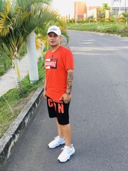 MORENO SERIO RESERVADO CON GANAS DE SALIR DE LA RUTINA - FOTO 4