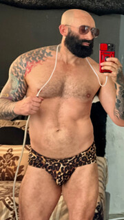 MADURO BARBUDO TATUADO VELLUDO GYM SIEMPRE DISPONIBLE Y ARRECHO - FOTO 10