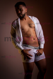 CHICO COMPLACIENTE, EXECELENTE PRESENCIA. - FOTO 3