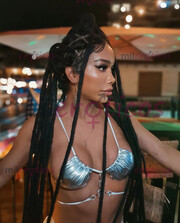 JENNIFER LATINA CUERPO BRONCEADO Y MUY FIT - FOTO 6