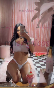 MUÑEQUITA, FEMENINA, COMPLACIENTE Y DOTADA. UNA DAMA Y UNA PERRA EN LA CAMA - FOTO 8