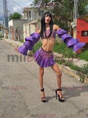 LOS TUZOS. SOY UNA CHICA DE OJOS AZULES. CUERPO DELGADO. SOY FLACA Y CON PENE - FOTO 2