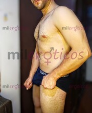 JOVEN PROFESIONAL HACIENDO MASAJES ANTIESTRES RELAJANTES EXITANTES AL DESNUDO - FOTO 10