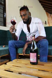 HOMBRE NEGRO, ALTO, DE BUEN CUERPO Y EXCELENTE HERRAMIENTA, DE FUERTES MANOS - FOTO 7