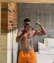 FLACO BARBADO DE GIMNASIO DISPONIBLE PARA TI - FOTO 1