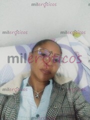 MODELO DE PIEL MORENA COMPLACIENTE Y DIVERTIDO EN LA CAMA - FOTO 8