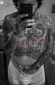 TATUADO MORENO, CON PERLAS Y LENGUA BIFURCADA - FOTO 7