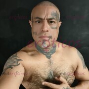 CHACAL ACTIVO, AMANTE DEL BESO NEGRO, RAPADO, TATUADO, VELLUDO Y COMPLACIENTE. - FOTO 3