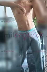 INGENIERO MORENO DE 20 AÑOS CON VERGA LARGA Y LENGUA JUGUETONA - FOTO 1