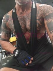 UOMO ELEGANTE, PASSIONALE E DISCRETO PER DONNE RAFFINATE - FOTO 1