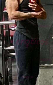 JOVEN ATLÉTICO, CARISMÁTICO, COMPLACIENTE Y BIEN DOTADO - FOTO 1