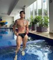 EXTRANJERO DOTADO 22CM DE VERGA PARA COMPLACER A PUTAS FAMOSAS DE BUENA VERGA - FOTO 1