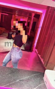 SEXY CHICA JOVEN ATRACTIVA Y COMPLETAMENTE NALGONA Y CHICHONCITA - FOTO 1