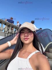BELLEZA MORENA CON ACTITUD RELAJADA Y MUY FEMENINA - FOTO 10