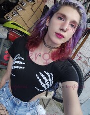 ROUSE. UNIVERSITARIA ROKERA DELGADA Y PELIROJA CALIENTE PARA TI - FOTO 1