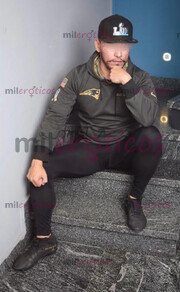 PAREJAS SWINGER HOMBRE JUGADOR DE FUTBOL AMERICANO LISTO PARA MOJAR MI VERGA - FOTO 1