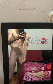 JOVEN BLANCO DELGADO, CON CUERPO DEFINIDO, TATUAJES Y UN MIEMBRO GRANDE Y ROSADO - FOTO 1