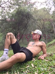 MASAJE EROTICO DESNUDO VERGON PELUDO SERIO - FOTO 5