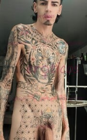 FLACO ACTIVO SERIO TATUADO BLANCO MORBOSO - FOTO 3