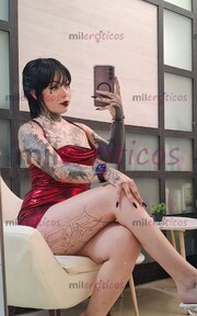 BLACK WIDOW,UNA DIOSA, CARITA DE ÁNGELIGAL CHAPARRITA Y TATUADA - FOTO 9